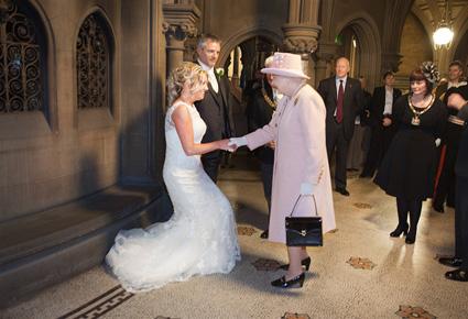 الملكة إليزابيث تشارك في حفل زفاف عام